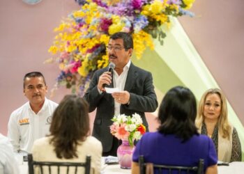 Dámaso Anaya reconoce la labor de las madres trabajadoras de la UAT