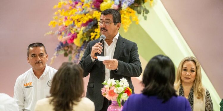 Dámaso Anaya reconoce la labor de las madres trabajadoras de la UAT