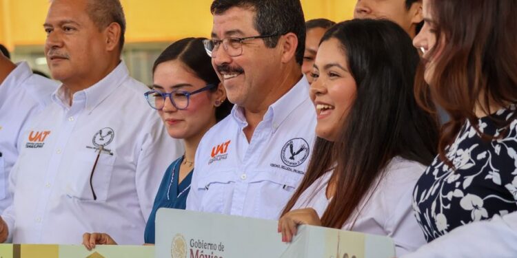 Encabeza el rector Dámaso Anaya entrega de becas a 493 estudiantes de la UAT