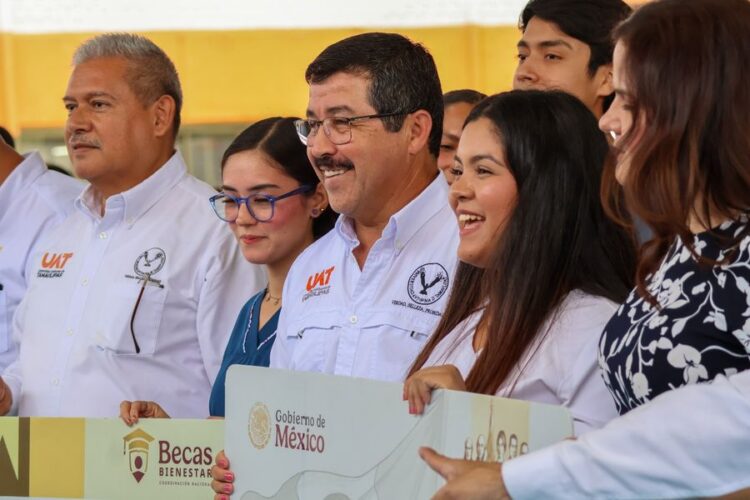 Encabeza el rector Dámaso Anaya entrega de becas a 493 estudiantes de la UAT