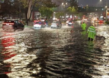 Inundaciones, encharcamientos y caos vial saldo de fuertes lluvias en la CDMX