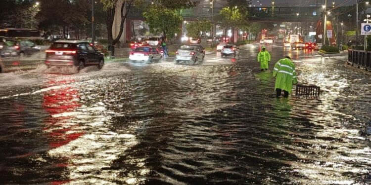 Inundaciones, encharcamientos y caos vial saldo de fuertes lluvias en la CDMX