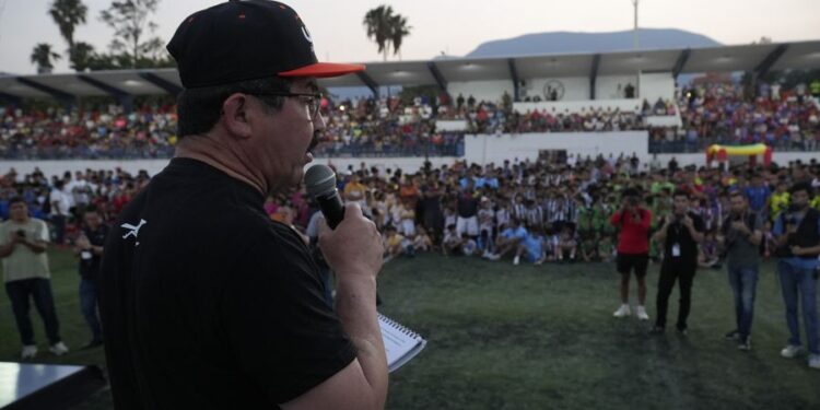 El rector inaugura la Copa UAT 2026 con Ricardo “Diablito” Chávez como invitado de honor