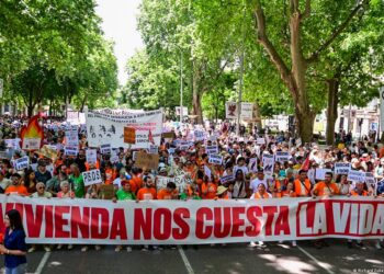 Miles protestan en España por alto costo de las rentas