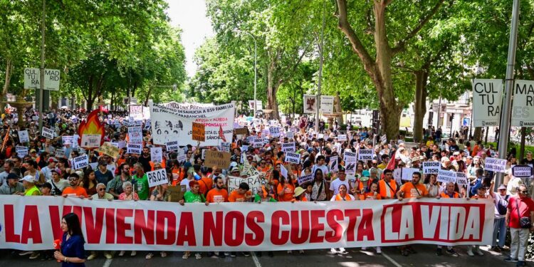 Miles protestan en España por alto costo de las rentas