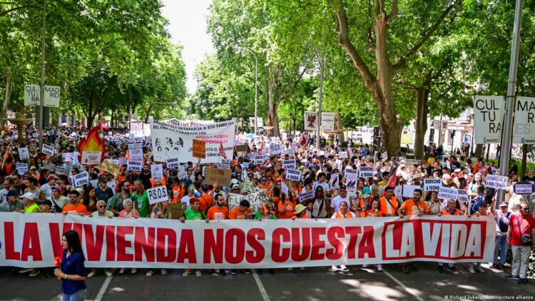 Miles protestan en España por alto costo de las rentas