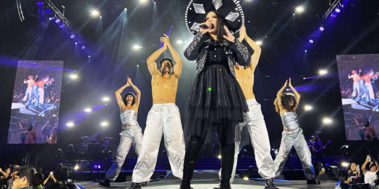 Espectacular concierto de Laura Pausini en su presentación en la Arena México