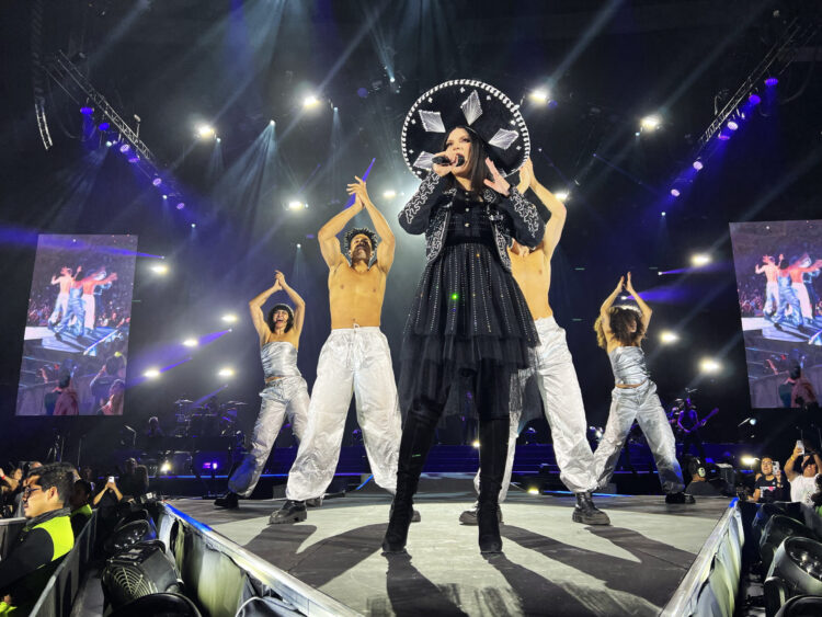 Espectacular concierto de Laura Pausini en su presentación en la Arena México