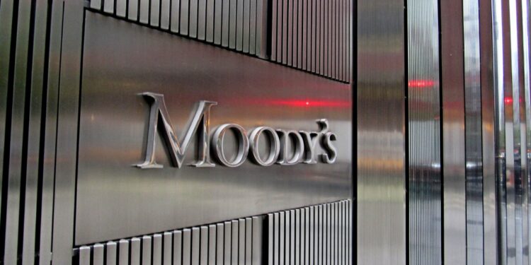 Moody’s rebaja calificación crediticia a México; a nada de perder grado de inversión