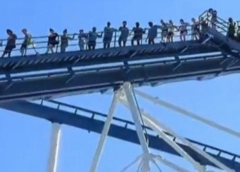 Pánico en Six Flags Texas, apagón obliga a evacuar montaña rusa