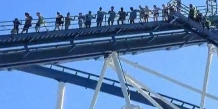 Pánico en Six Flags Texas, apagón obliga a evacuar montaña rusa
