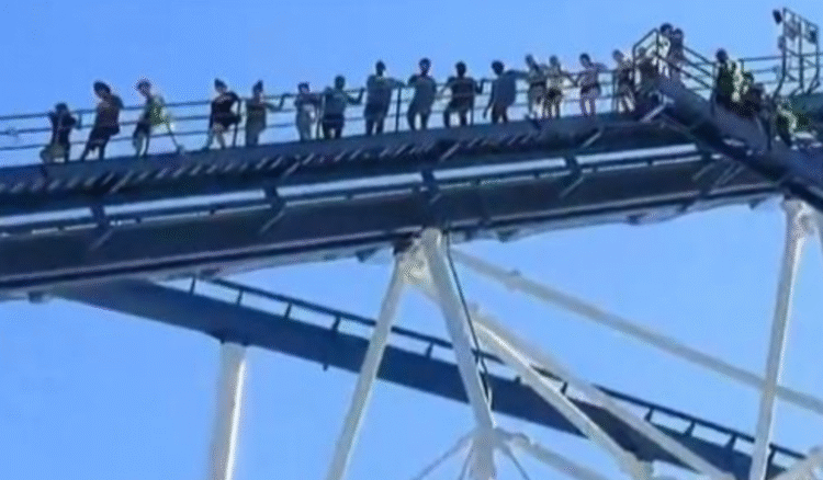 Pánico en Six Flags Texas, apagón obliga a evacuar montaña rusa