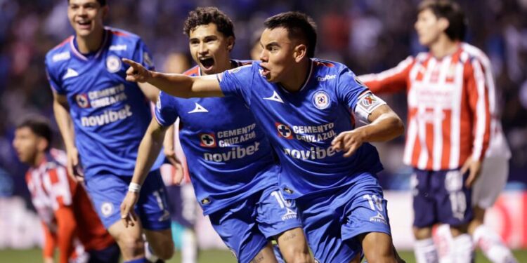 Sufre el Cruz Azul y empata 2 a 2 con el Guadalajara plagado de jovencitos