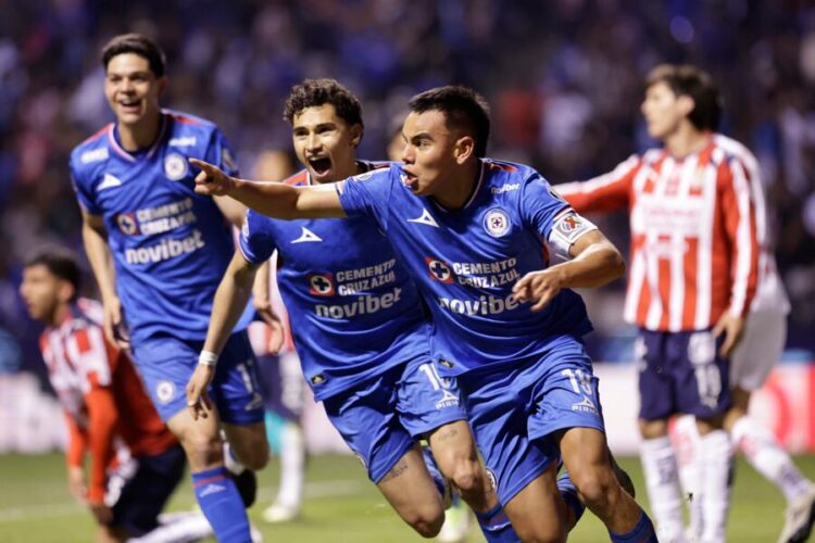 Sufre el Cruz Azul y empata 2 a 2 con el Guadalajara plagado de jovencitos