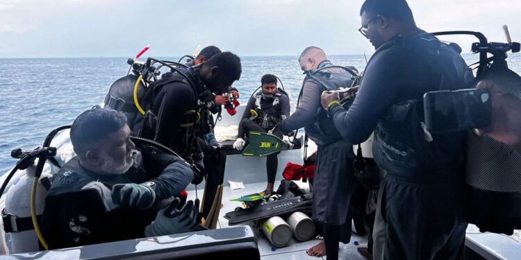 Buzos de élite van a peligrosa misión para recuperar  restos de turistas italianos en Maldivas