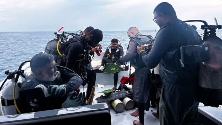 Buzos de élite van a peligrosa misión para recuperar restos de turistas italianos en Maldivas