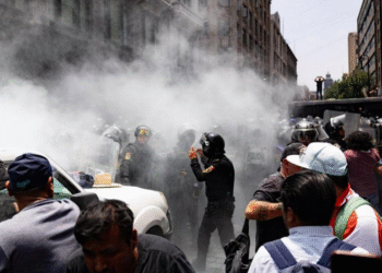 Maestros de la CNTE se enfrentan con policías en accesos al Zócalo