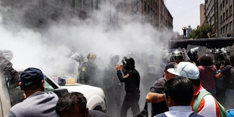 Maestros de la CNTE se enfrentan con policías en accesos al Zócalo