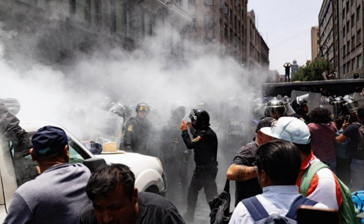 Maestros de la CNTE se enfrentan con policías en accesos al Zócalo