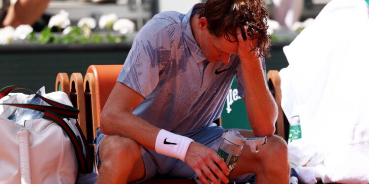Cae el número uno Jannik Sinner ante el calor y frente a Cerúndolo