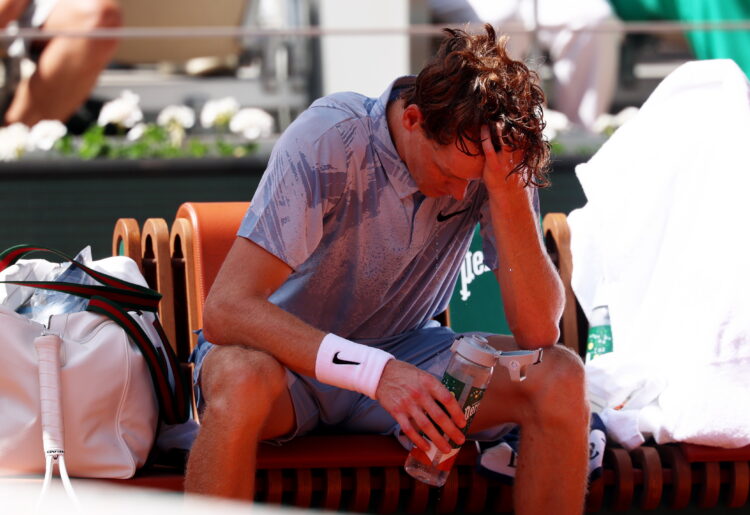 Cae el número uno Jannik Sinner ante el calor y frente a Cerúndolo