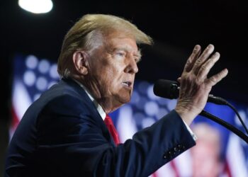 Entre bromas, Trump sostuvo que “tomará el control de Cuba”, a su regreso de Irán