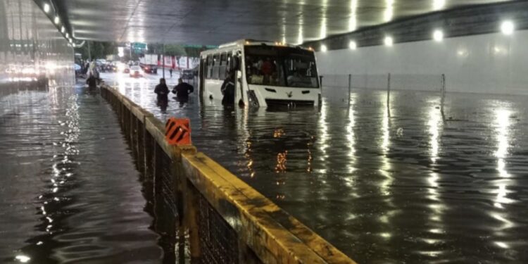 Lluvias vuelven a desquiciar la CDMX este martes