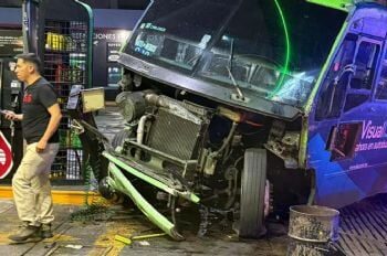 Choque múltiple en Periférico; camión se queda sin frenos