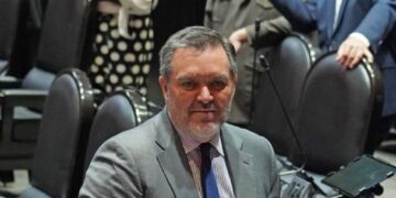 División en la Cámara de Diputados por Comisión para verificar candidaturas