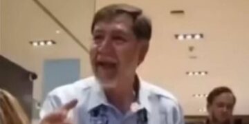 Comensales corren de restaurante de la CDMX al morenista Gerardo Noroña, le gritan “narco” y “ratero”