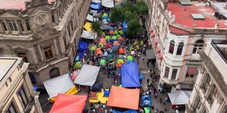 Muere maestro de la CNTE en plantón en Centro Histórico