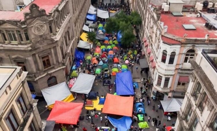 Muere maestro de la CNTE en plantón en Centro Histórico