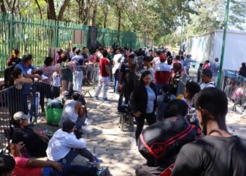 Miles de migrantes cubanos deportados por EU están varados en México