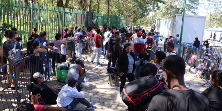 Miles de migrantes cubanos deportados por EU están varados en México