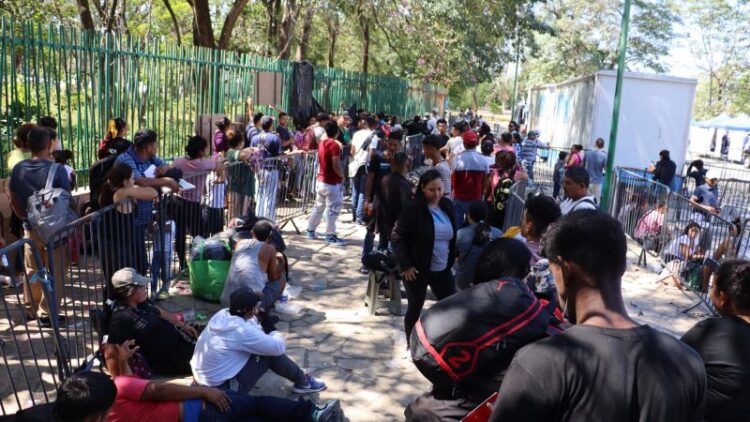 Miles de migrantes cubanos deportados por EU están varados en México