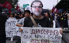 Estudiantes del IPN mantienen activo el paro con protestas y marchas