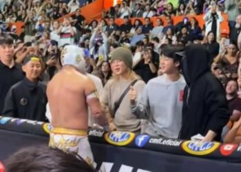 Cuatro BTS disfrutan de las luchas en la CDMX