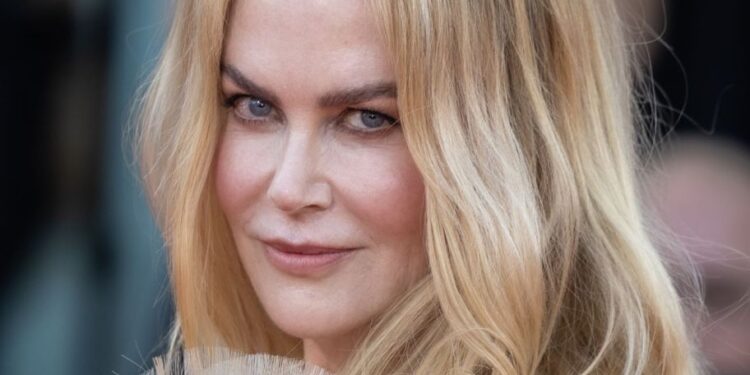 Salud y temas personales no la apagan, Nicole Kidman brilla