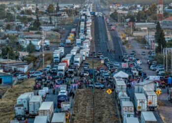 Tensión al límite en la marcha contra gobernadora de Chihuahua convocada por Morena