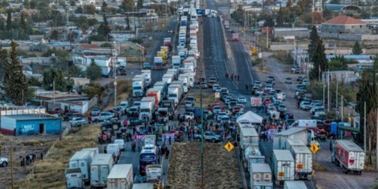 Tensión al límite en la marcha contra gobernadora de Chihuahua convocada por Morena