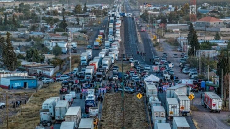 Tensión al límite en la marcha contra gobernadora de Chihuahua convocada por Morena