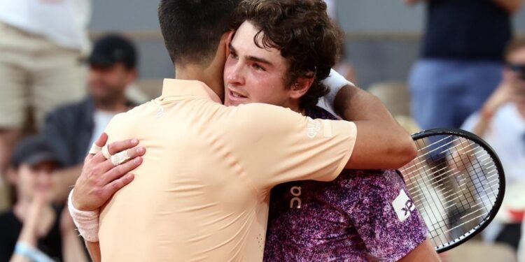Batacazo en Roland Garros, João Fonseca de 19 años le gana a Djokovic