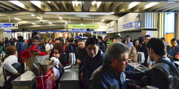 A días del Mundial, Línea 2 del Metro suspende servicio, trabajan a marchas forzadas