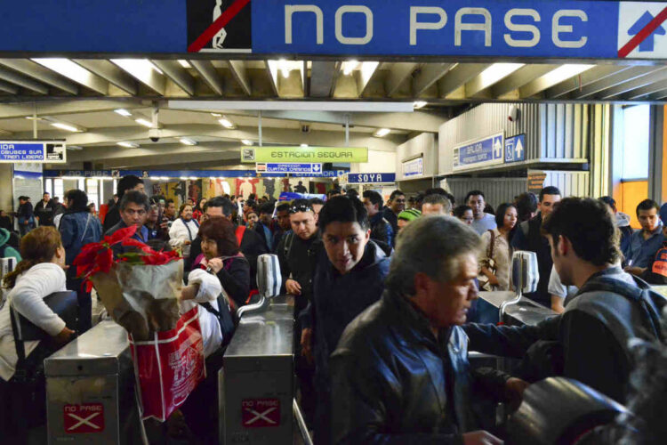 A días del Mundial, Línea 2 del Metro suspende servicio, trabajan a marchas forzadas