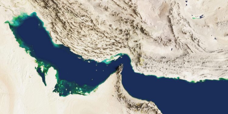 Irán anuncia cierre del Estrecho de Ormuz en respuesta a los ataques de EU