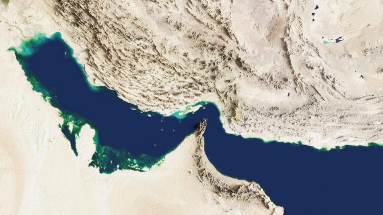 Irán anuncia cierre del Estrecho de Ormuz en respuesta a los ataques de EU