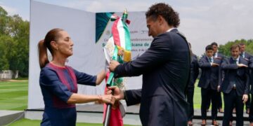 Presidenta abandera al TRI, Memo Ochoa recibe el lábaro patrio
