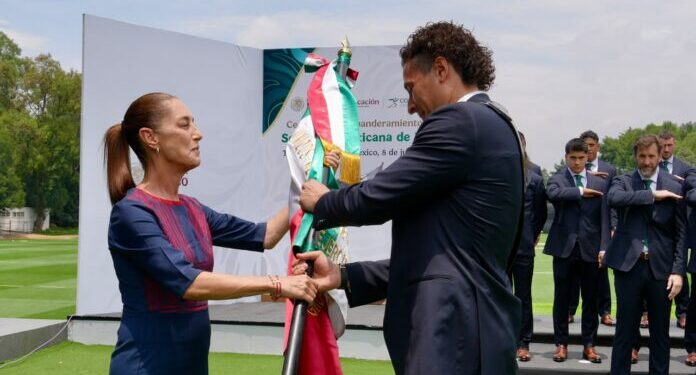 Presidenta abandera al TRI, Memo Ochoa recibe el lábaro patrio