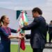 Presidenta abandera al TRI, Memo Ochoa recibe el lábaro patrio