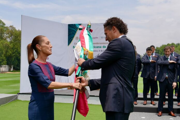 Presidenta abandera al TRI, Memo Ochoa recibe el lábaro patrio